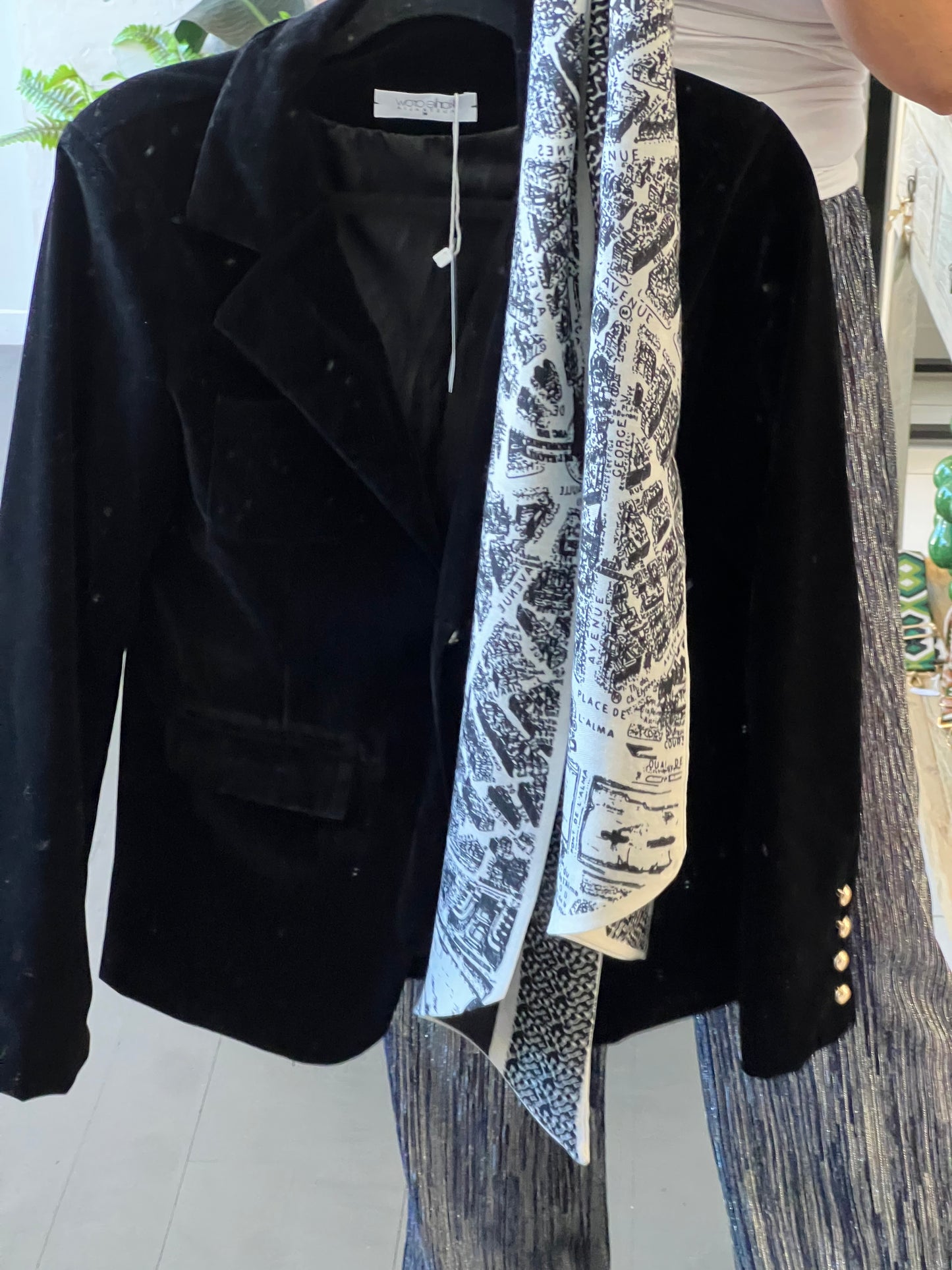 Neck Scarf Velvet & Cashmere- black white streets of Paris